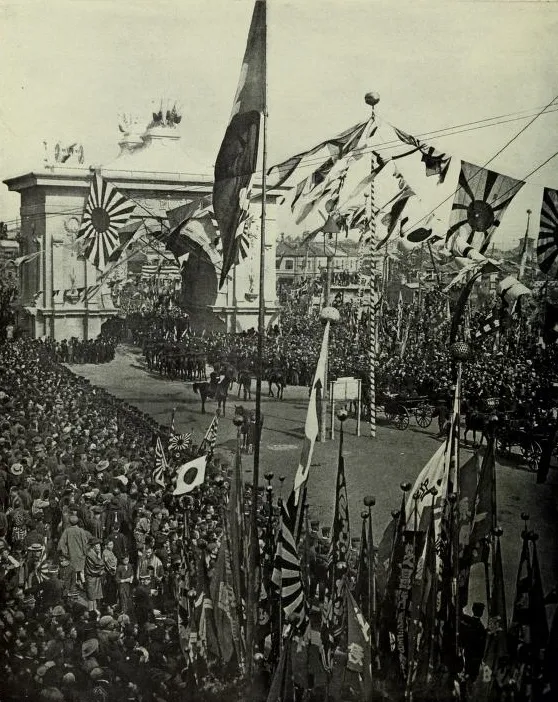 A dense Tokyo crowd surrounds mounted troops and carriages processing beneath flags and a triumphal arch during Admiral Togo’s return in 1905.